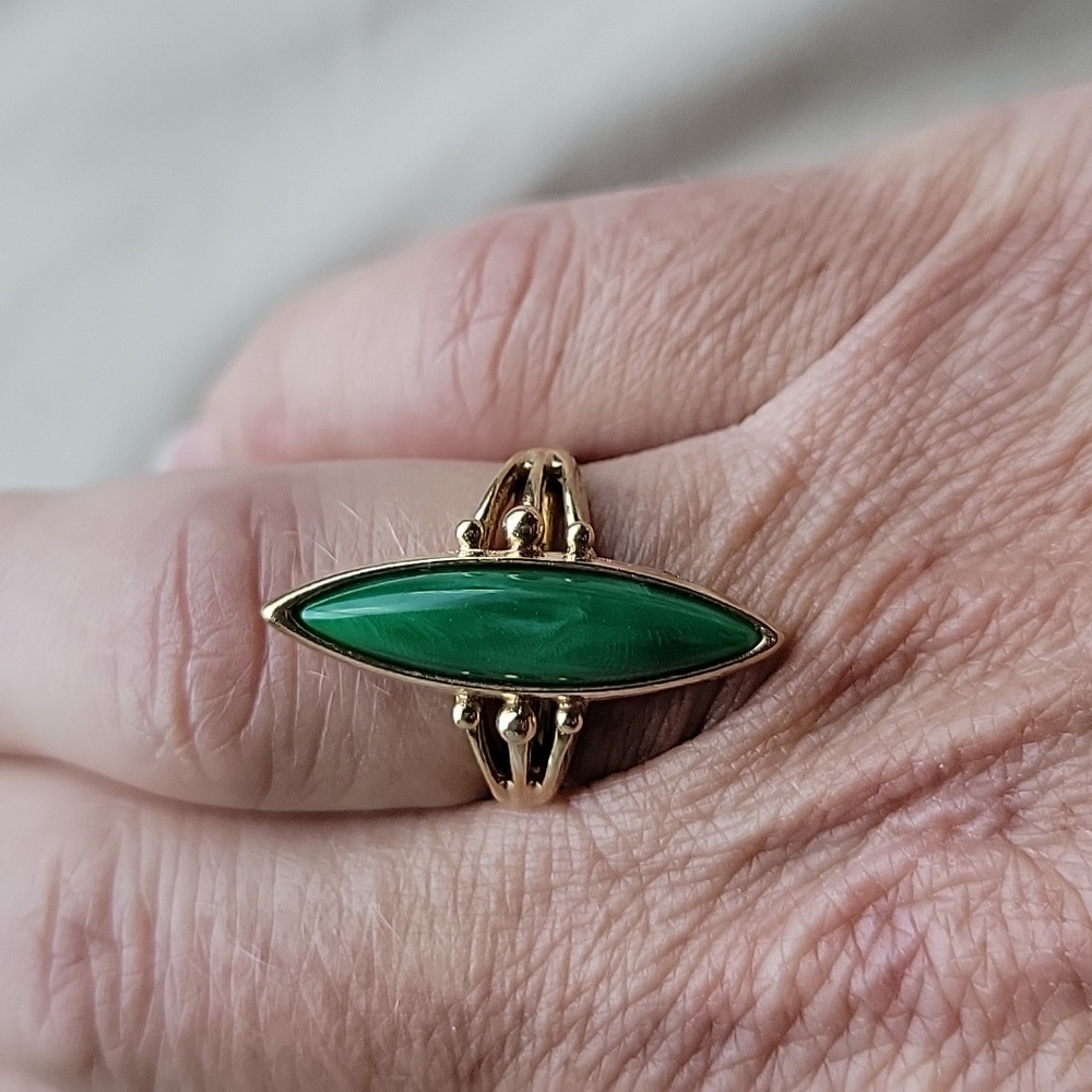 Sarah Coventry gold tone emerald green stone adjustable ring